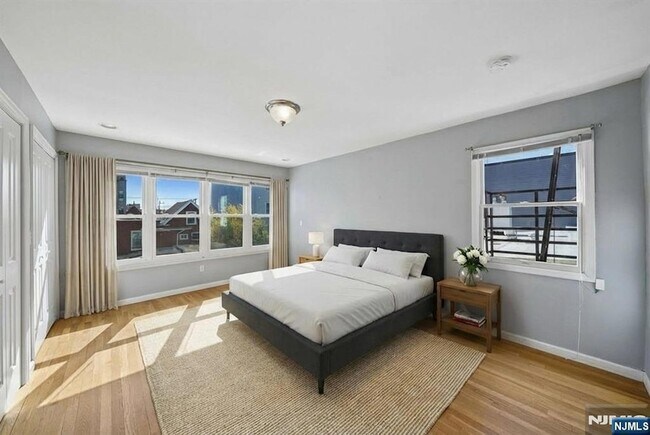 Building Photo - 364 New York Ave