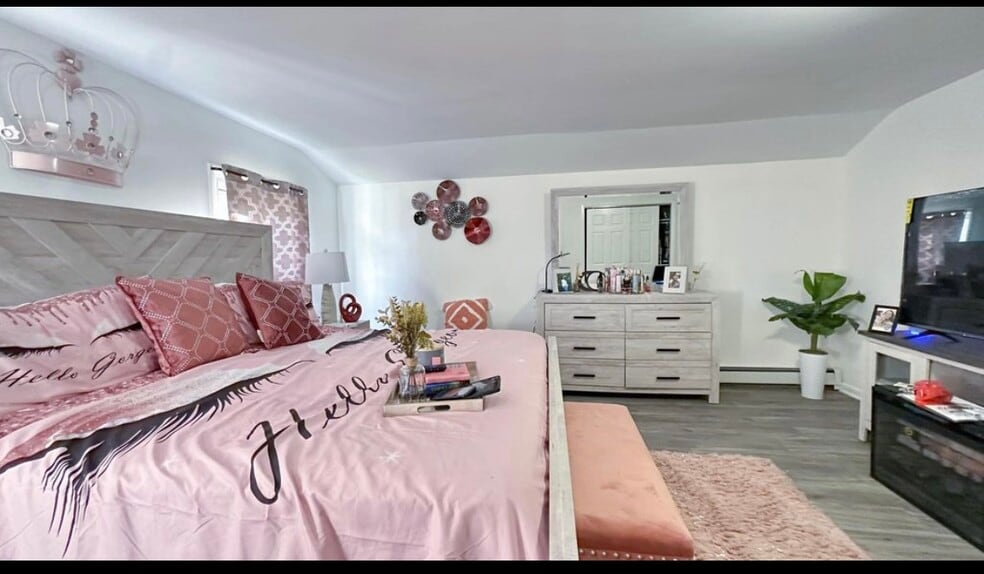 Master bedroom - 178 E Charleston Ave