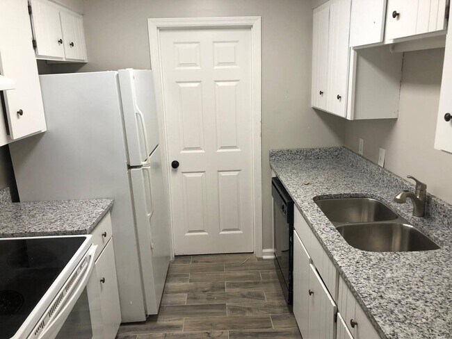 Building Photo - Charming 2BR Condo with Granite Countertops, Pool Access & Included Lawn Care