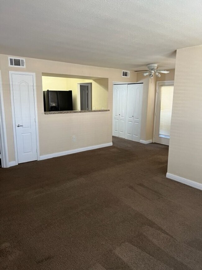 Building Photo - SW- 2 Bedroom Condo!