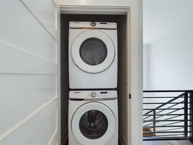 Building Photo - 1402 W 51st St