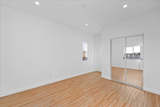 Building Photo - Modern Three Story Apartment!