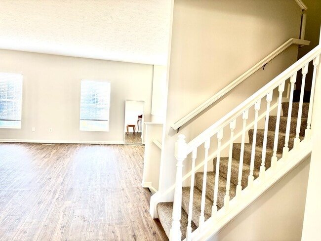 Building Photo - Don't miss out on this great 3 bed 3.5 bath townhouse with tons of amenities!