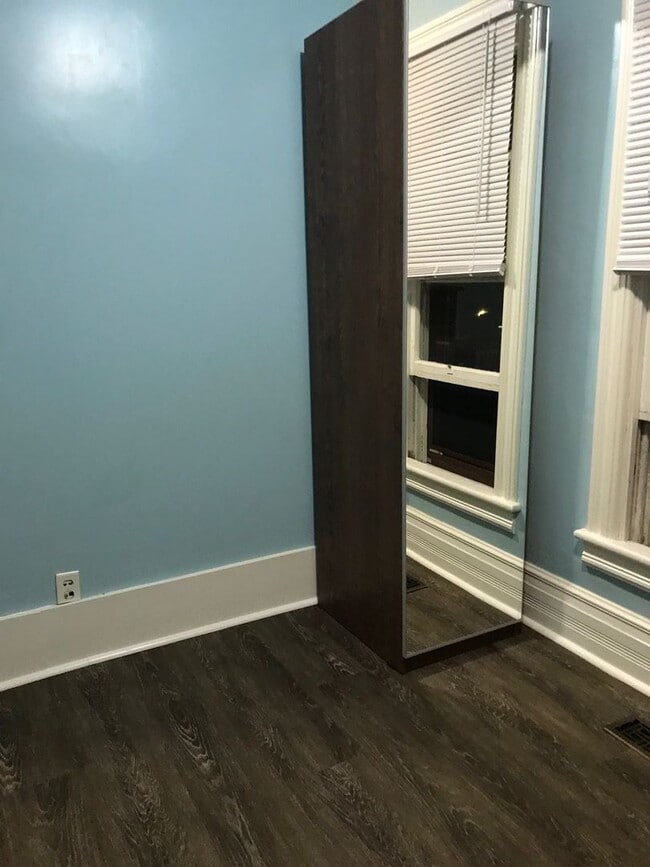 Building Photo - 6 Bedroom 2 Bathroom Home Available NOW fo...