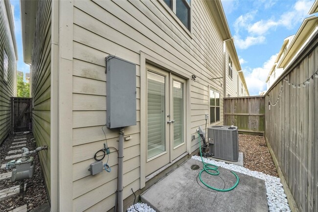 Building Photo - 3633 Main Plaza Dr