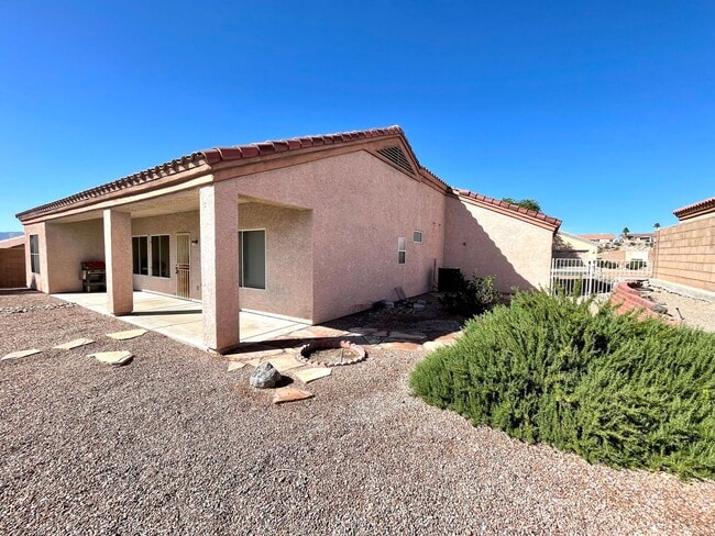 Building Photo - Large 2 Bedroom Home off the Parkway!