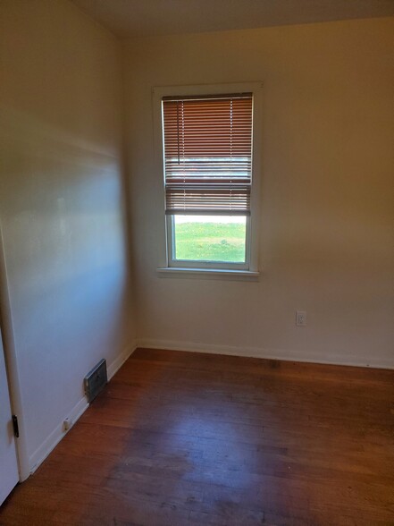 Bedroom 2 - 3206 Highland Rd