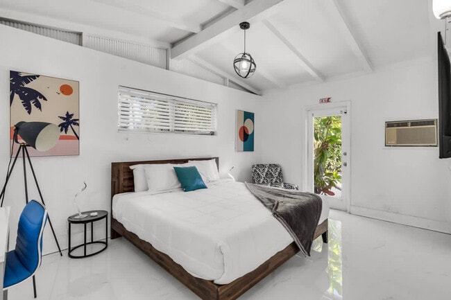 Building Photo - 714 NE 17th Ct