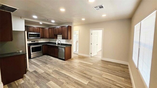 Building Photo - 1424 NE 10th St