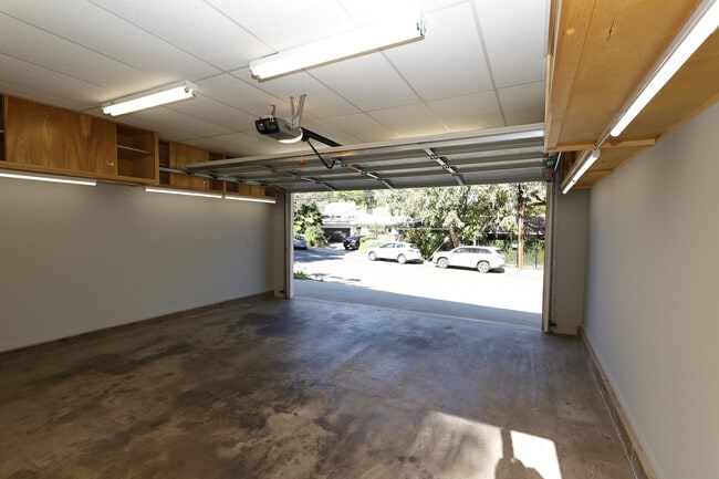 Building Photo - 4831 Canoga Ave