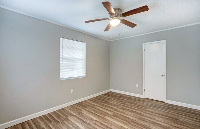 Building Photo - Large 3BR/1BA Downtown House For Rent Walking Distance to Daffin Park