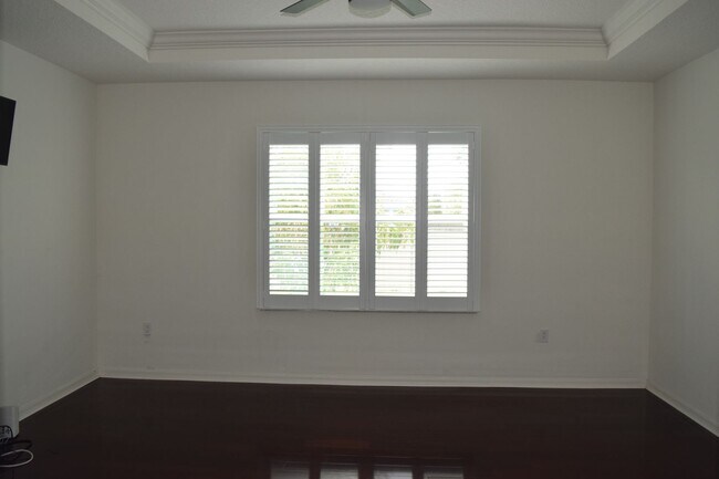 Building Photo - Gorgeous & Tropical 4 bedroom 3 Bath