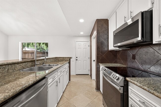 Building Photo - 8632 Maplecrest Dr