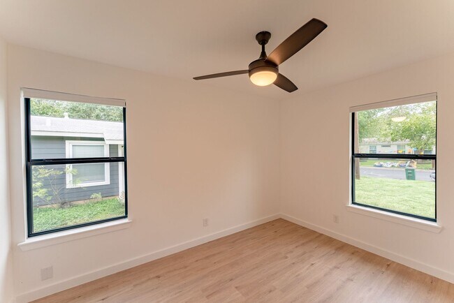 Building Photo - Incredible Windsor Park location right in the heart of Austin!