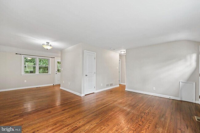 Building Photo - 2722 Woodley Pl