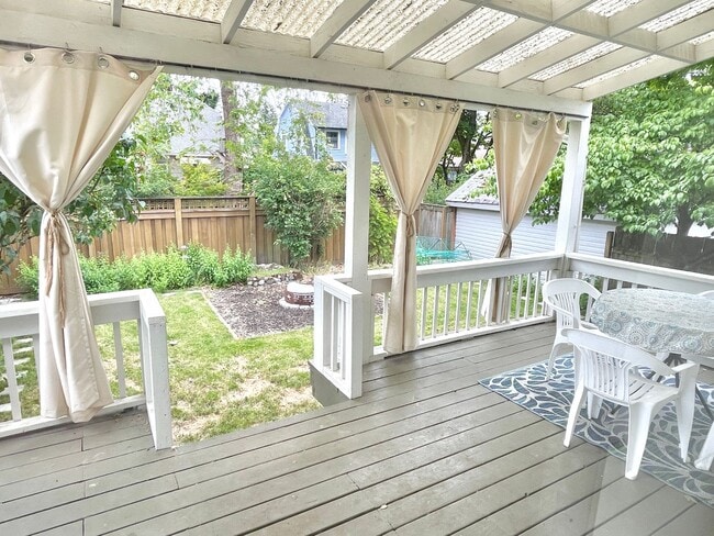 Building Photo - Gorgeous Rose City Park 4 bed Craftsman