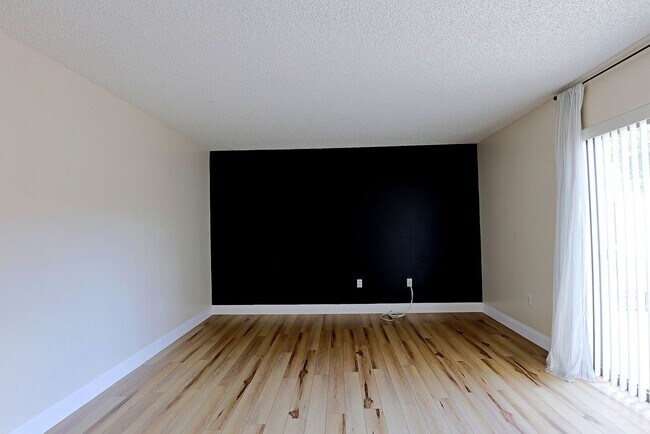 Building Photo - 5219 Cedarbend Dr