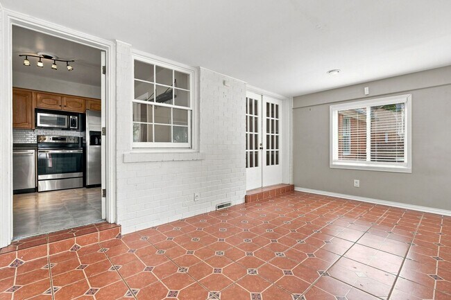 Building Photo - 912 Beechwood Rd