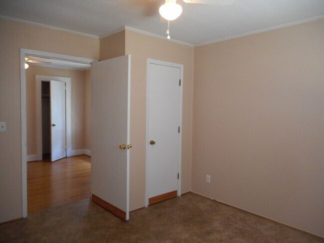 Building Photo - 4 Bedroom Near Downtown & Winthrop!
