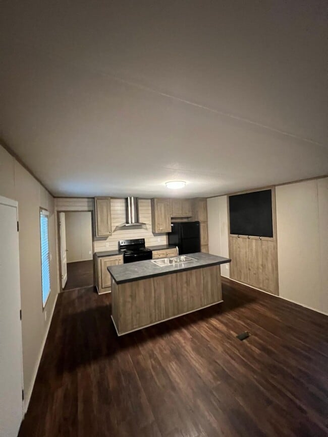 Building Photo - 56 3703
