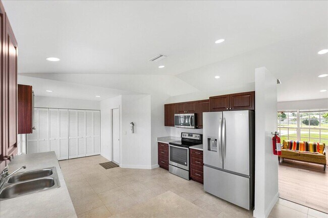 Building Photo - 2175 SE Heathwood Cir