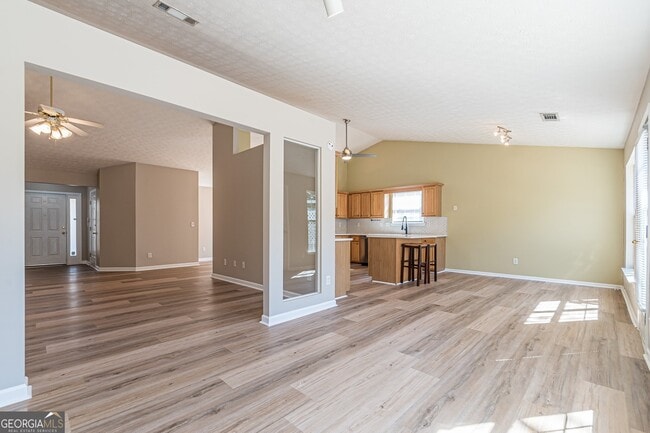 Building Photo - 5755 Lakeview Cir