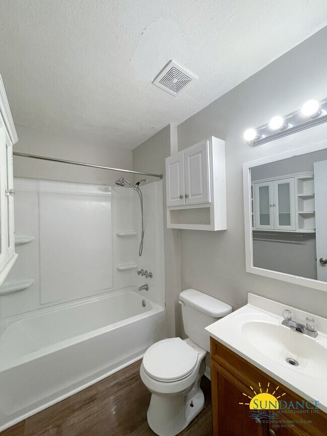 Building Photo - Quaint 2 Bedroom Unit in Fort Walton Beach!