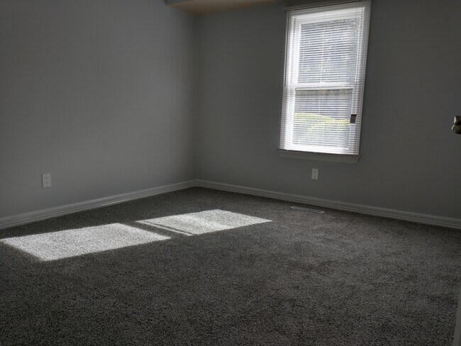 Building Photo - 477 Avondale Dr