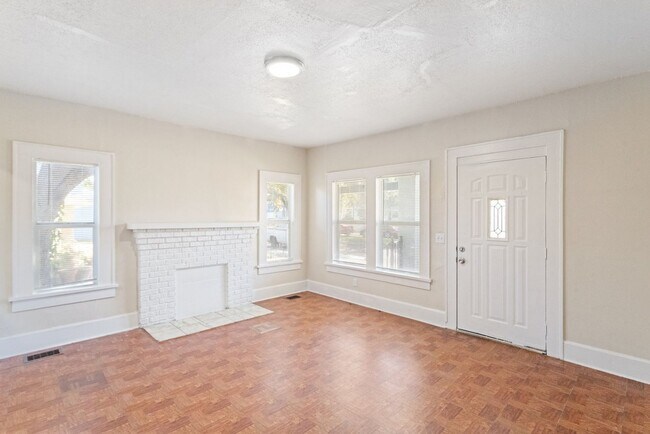 Building Photo - Cute 2bdrm/1bath Bungalo ** Section 8 OK ** Ready March 15