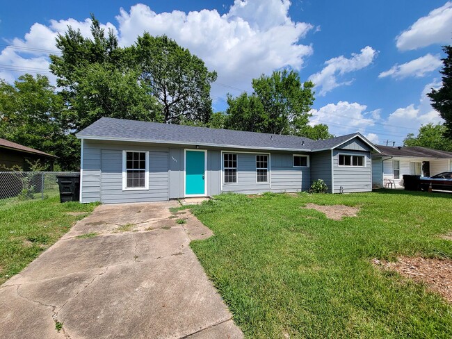 Building Photo - RECENTLY REMODELED 3 BEDROOM LEASE HOME