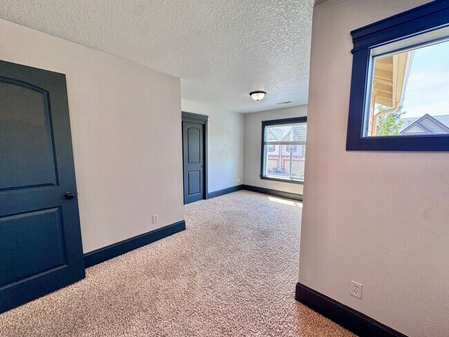 Building Photo - GORGEOUS Townhome...  LOCATION , LOCATION near Peace Health Hospital