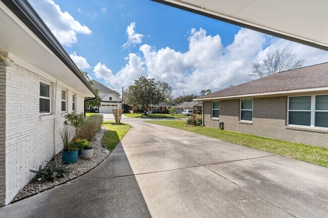 Building Photo - 1902 De Milo Dr