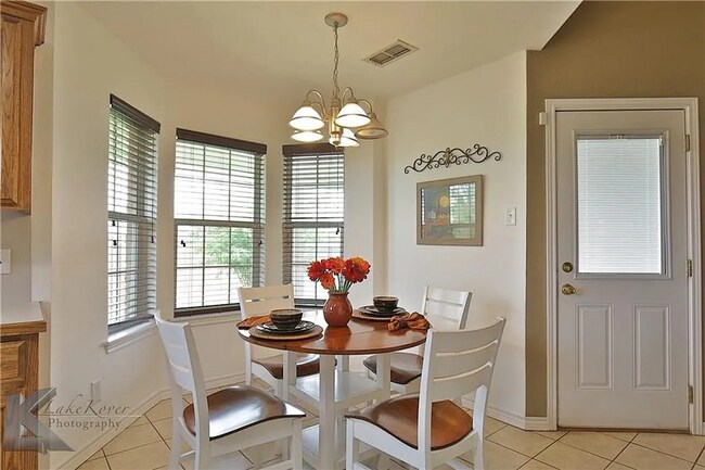 Building Photo - Cute 3-bedroom, 2-bath home