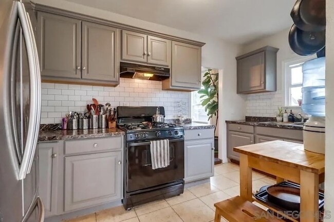 Building Photo - 3891 Superba St