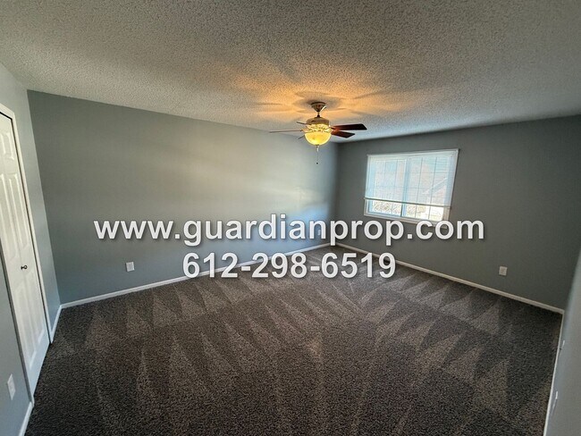 Building Photo - Woodbury Townhouse Available September  1, Open Floor Plan, Loft Area, Fireplace, Updated Kitchen...