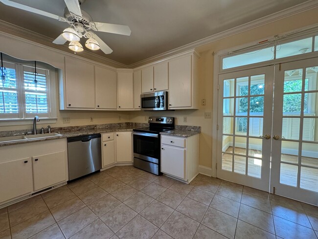 Building Photo - Charming 4 Bed 3.5 Home in Haymount