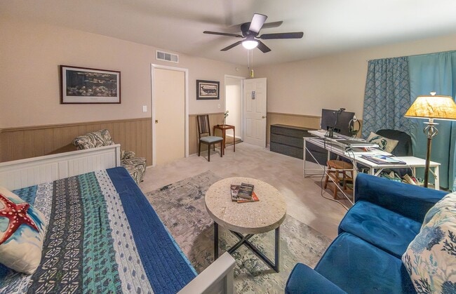 Building Photo - Stunning 4 Bed 3 Bath with a Pool!