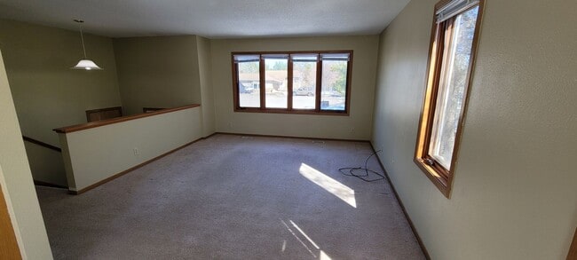 Building Photo - Large Cul-de-sac Home