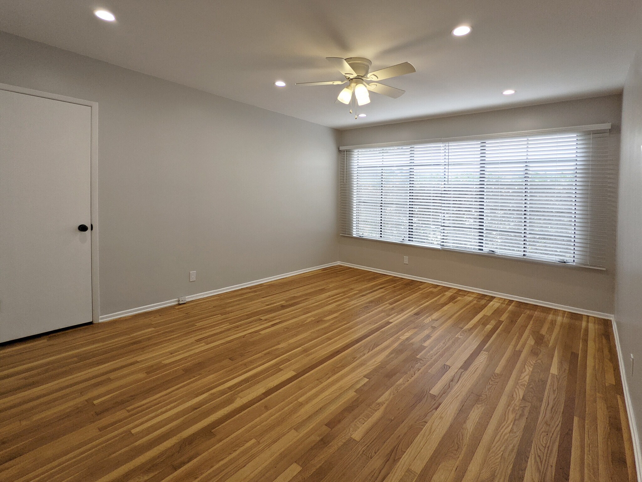 Building Photo - 458 S Oakhurst Dr
