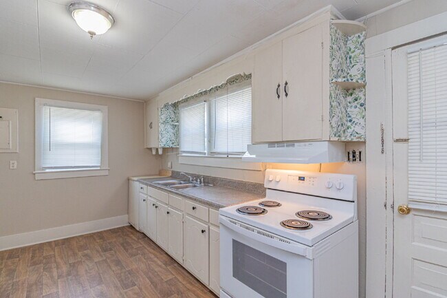 Building Photo - Spacious & Charming Home in Goldsboro - Excellent Wayne Memorial Drive Location!