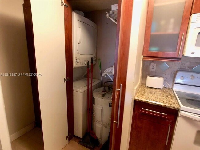 Building Photo - 10026 Winding Lake Rd