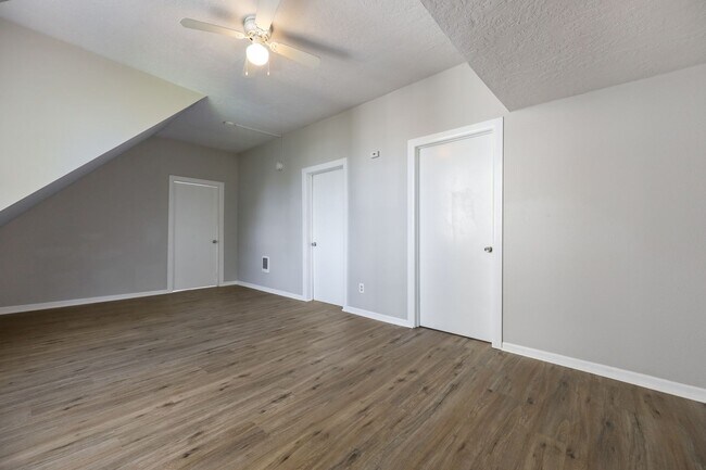 Building Photo - Victorian-style apartment available in the serene SW Hills
