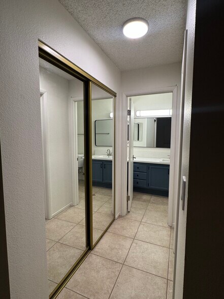 Building Photo - 1575 W Warm Springs Rd