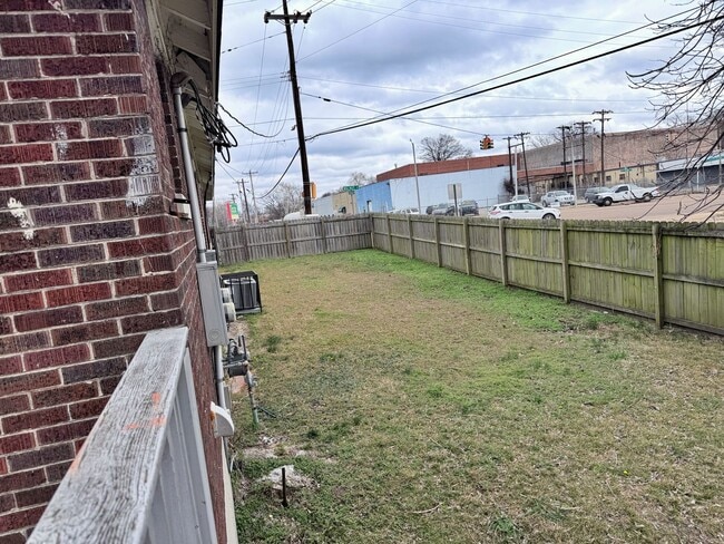 Building Photo - Renovated 2 bedroom Duplex NOW AVAILABLE!! ~ Minutes from midtown/downtown Memphis