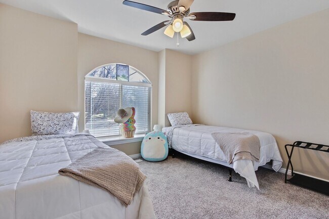 Building Photo - Fully Furnished 5 Bedroom Home in Eagle Id...
