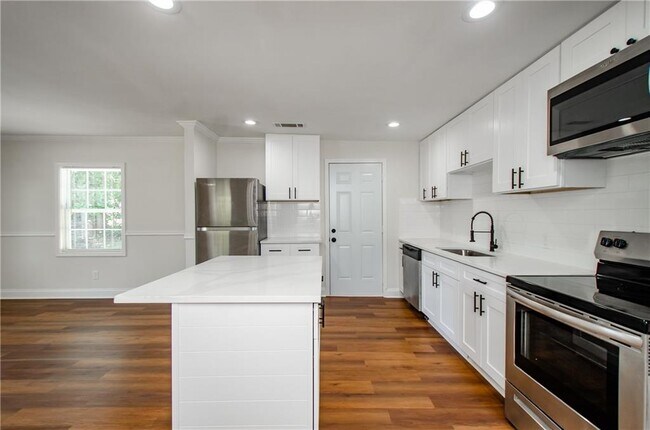 Building Photo - 4244 Lindsey Dr