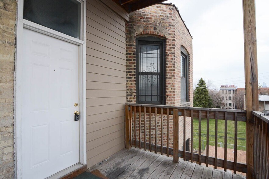 Building Photo - 1009 N Sacramento Ave