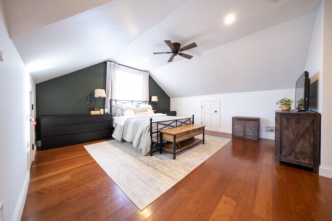 Building Photo - 2626 N Vincent Ave