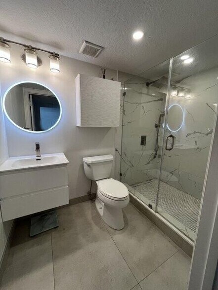 Building Photo - 713 Villa Cir