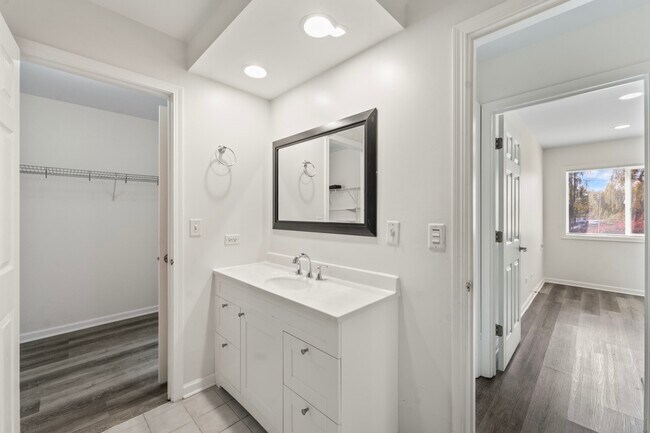 Building Photo - 900 N Lakeside Dr